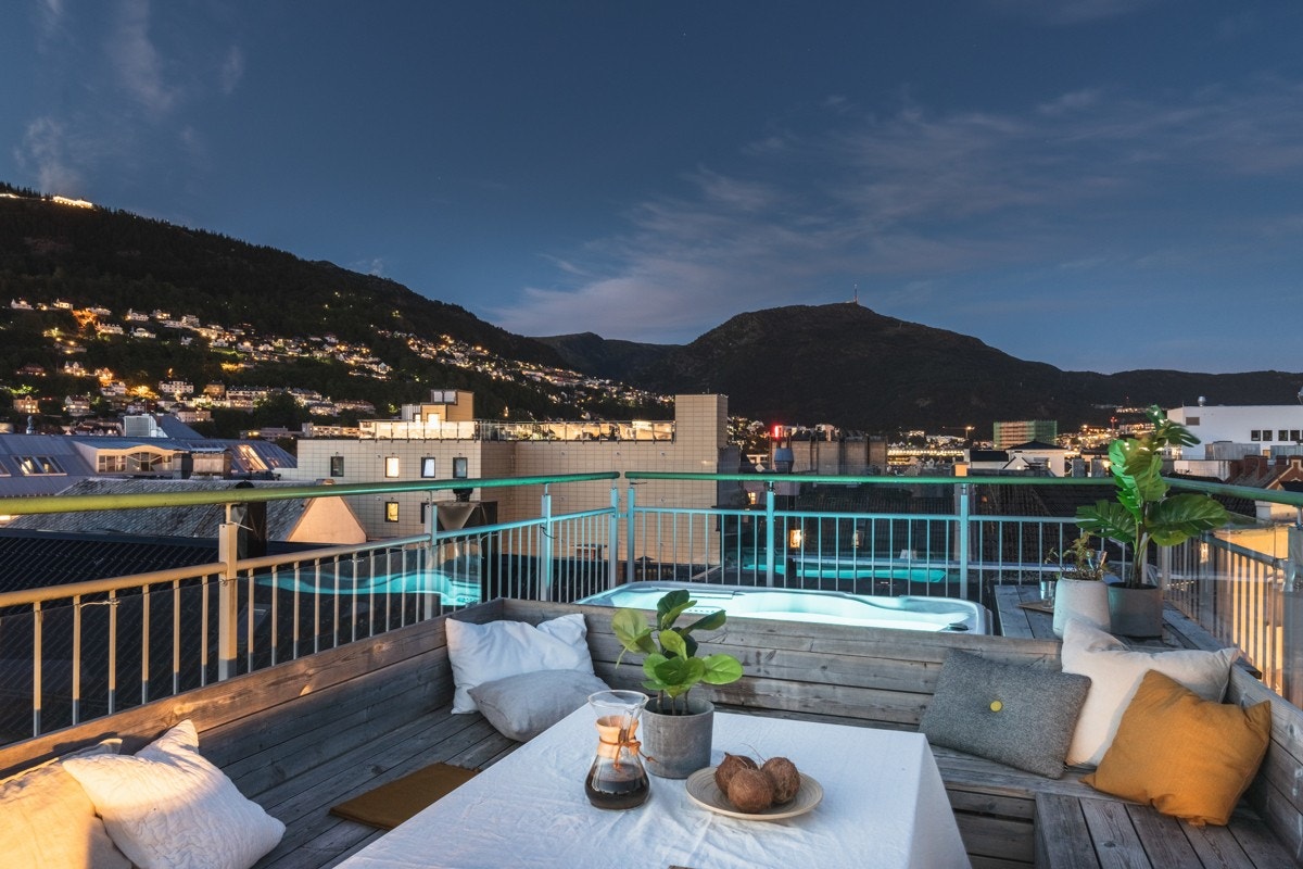 Det er i enden av takterrassen en plassbygget sittegruppe og innebygget jacuzzi. Galleribilde