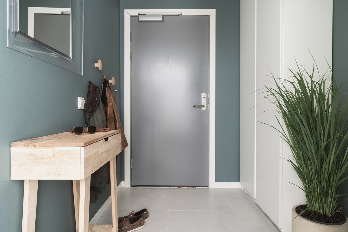 Entréen er innbydende og har fliser på gulv. Velkommen til visning! Galleribilde