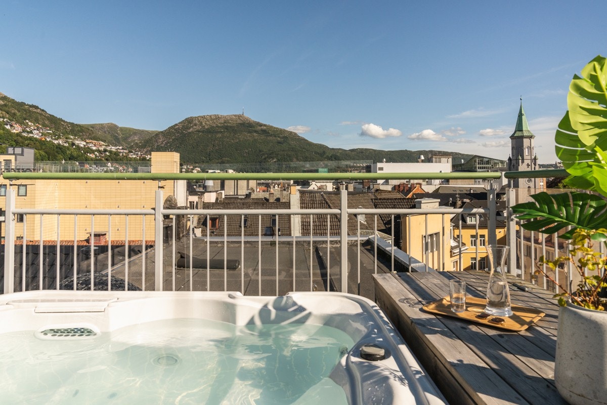 Fantastisk 360-graders utsikt fra terrassen mot byfjellene og over sentrum, samt nydelige solforhold. Galleribilde