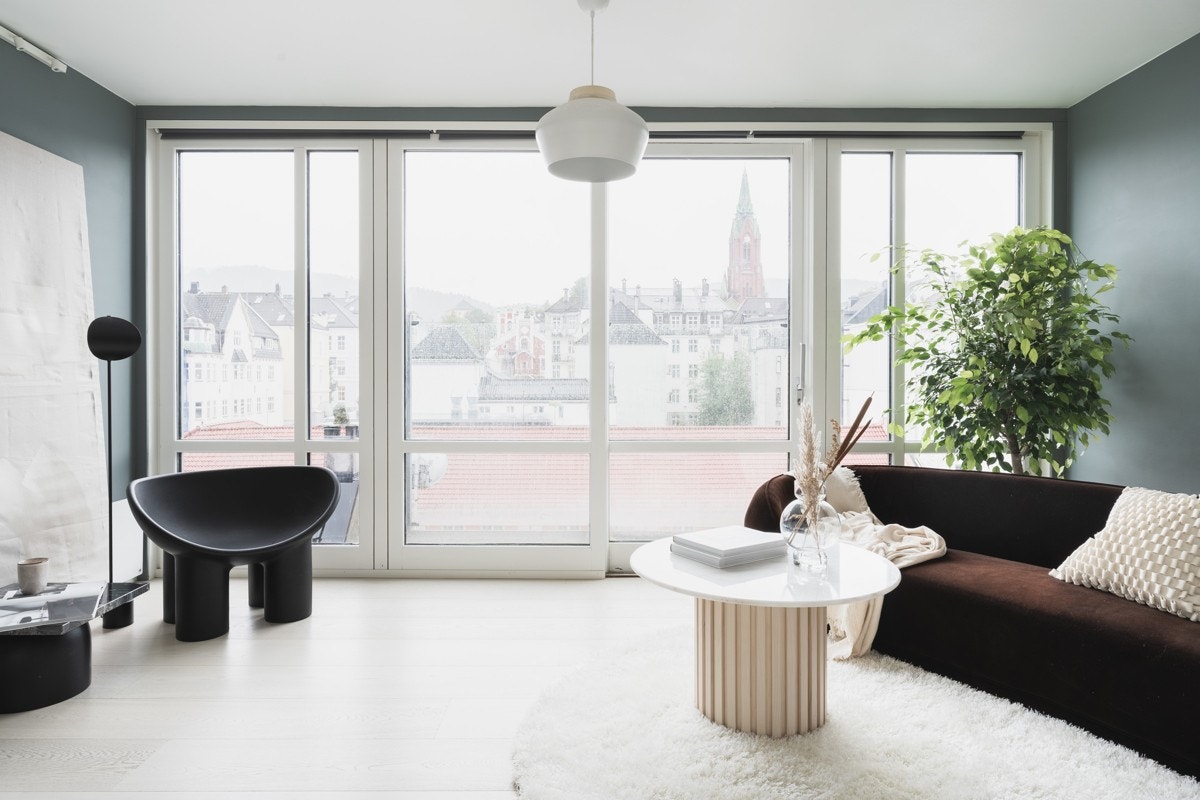Også her en hel vindusvegg med nydelig utsikt og godt med lysinnlipp. Galleribilde