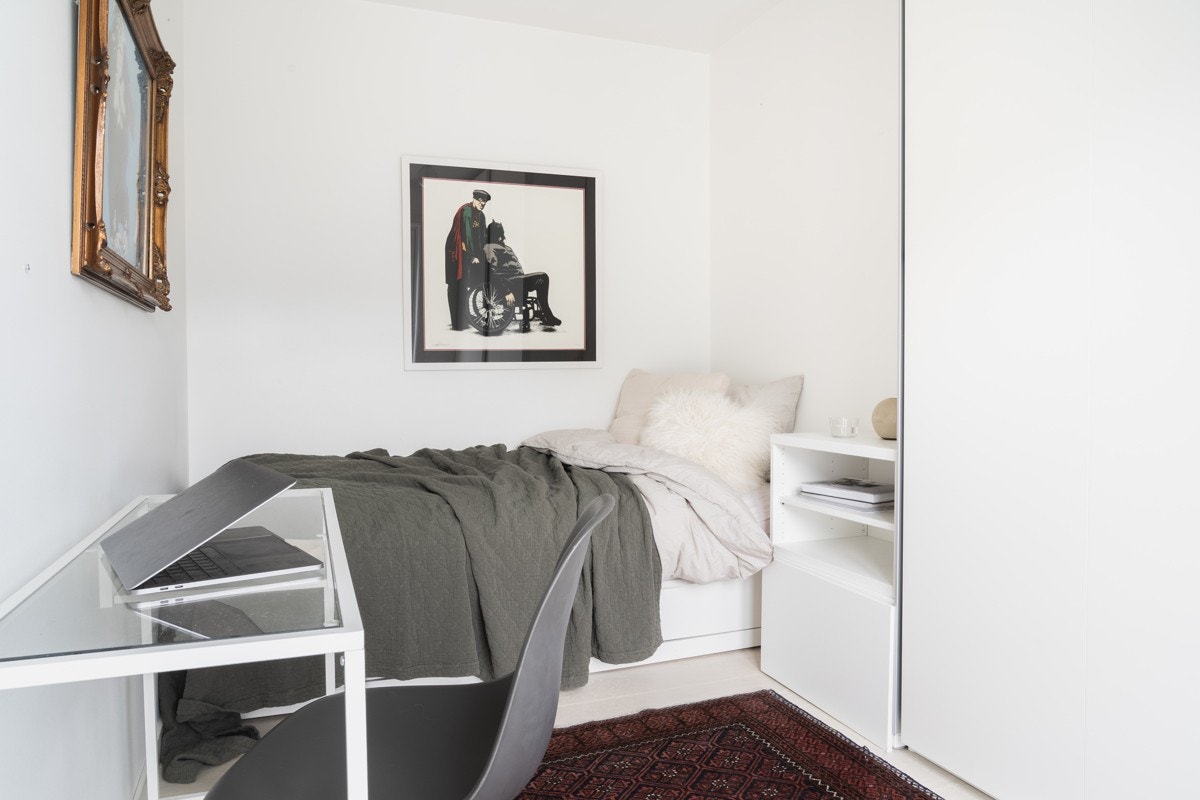 Innenfor stuen er det siste av boligens tre soverom, som har plass til seng og garderobeskap. Galleribilde