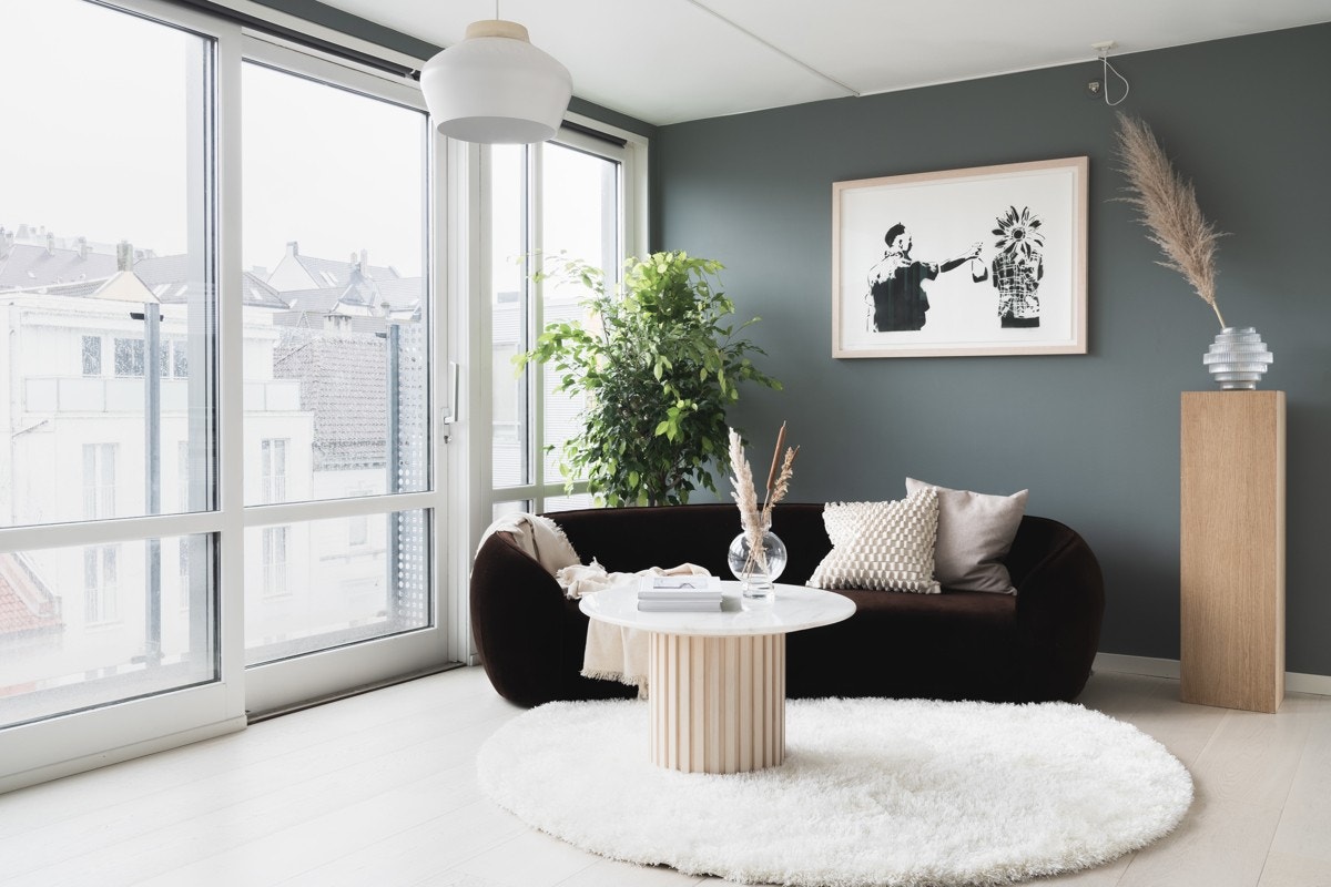 Fransk balkong på vindusvegg i stuen. Galleribilde