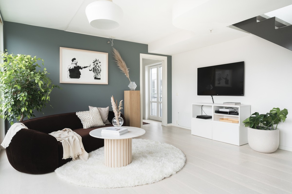 God plass til å innrede etter eget ønske, med både sofagruppe og sittegruppe. Galleribilde