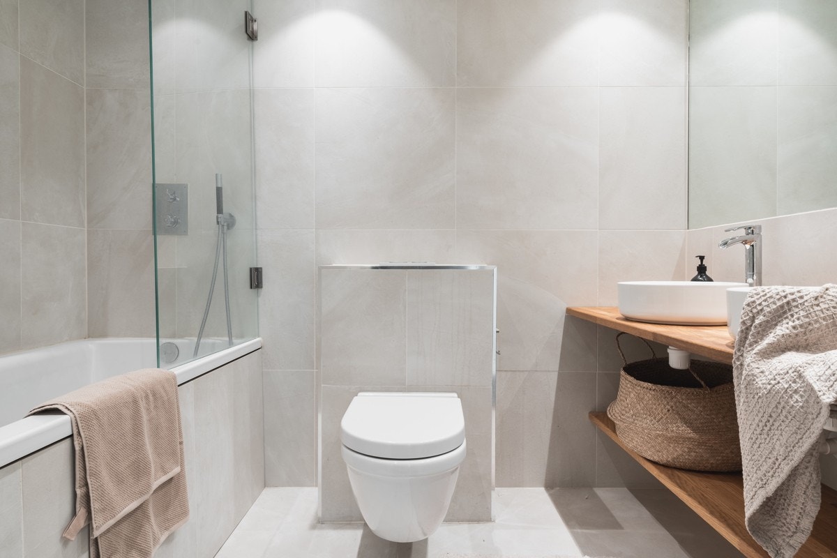 Det andre badet i leiligheten er i like fin stand, begge oppusset i 2016 av 123 Bad AS. Galleribilde