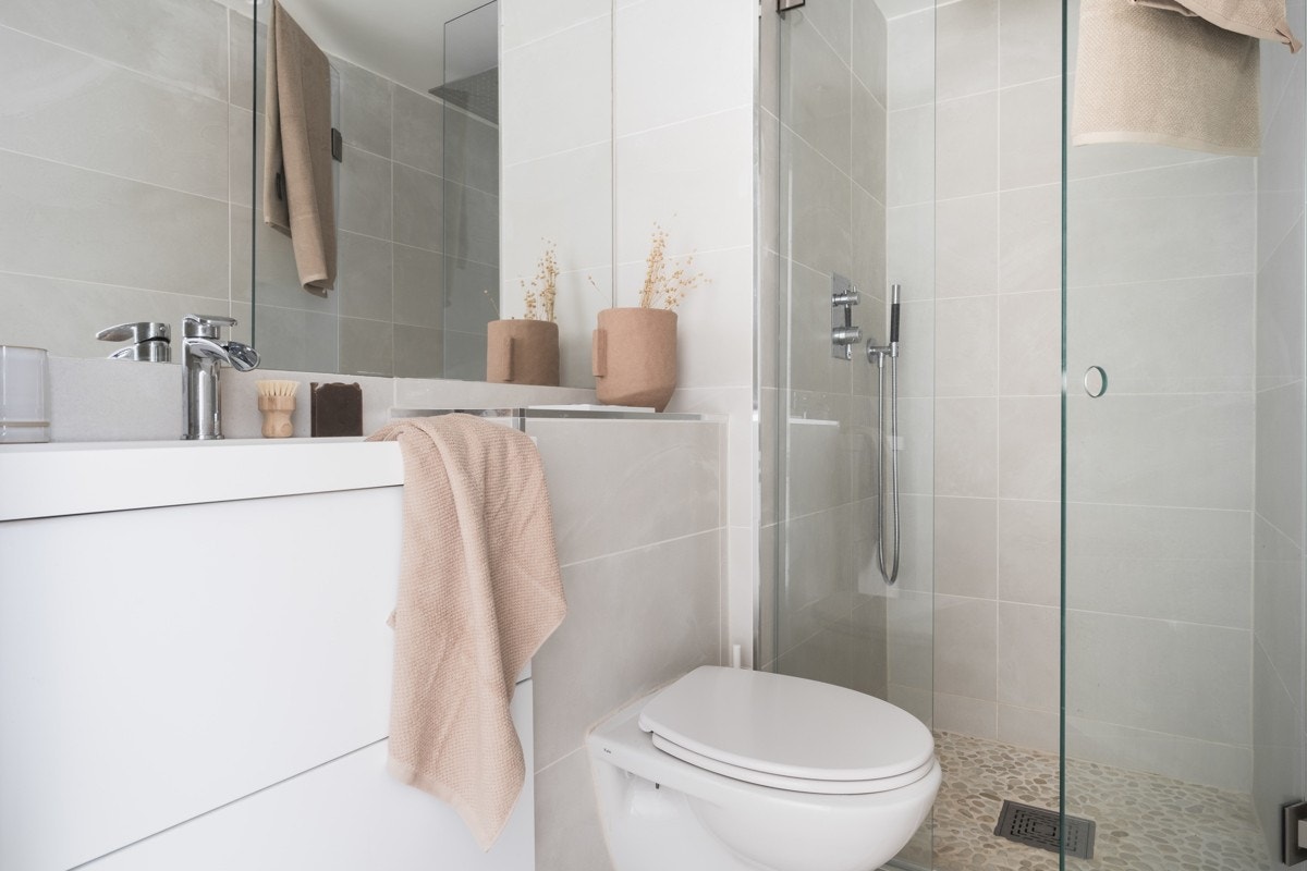 Dette badet inneholder dusj m/ glassdør, vegghengt toalett og baderomsinnredning, heldekkende servant, speil og belysning. Varme i gulv. Galleribilde