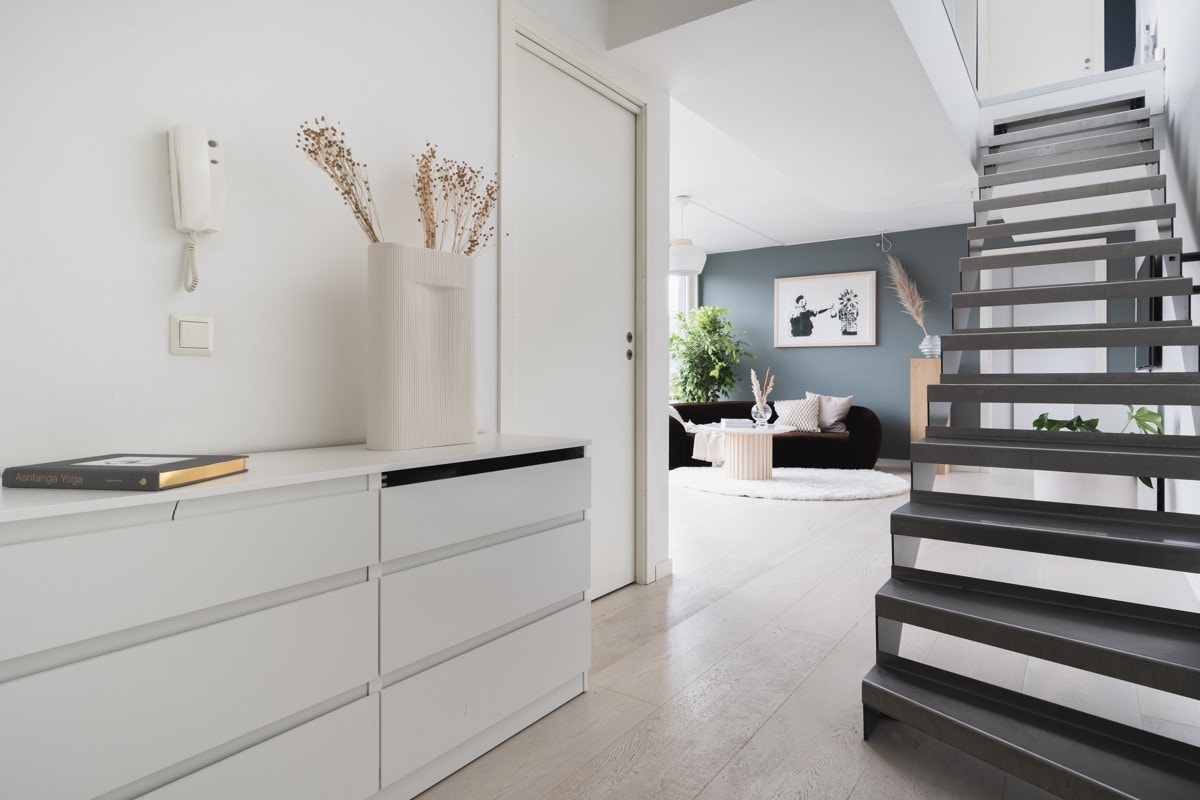 Tar du trappen ned til 6. etasje, kommer du til boligens stue. Galleribilde
