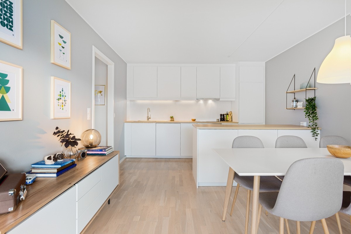 Kjøkkenet har en åpen og sosial løsning mot stuen. Galleribilde