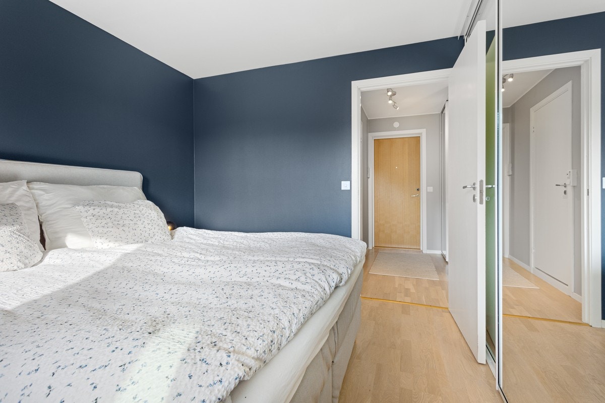 Skyvedørsgarderobe med PAX-innredning i soverom. Galleribilde