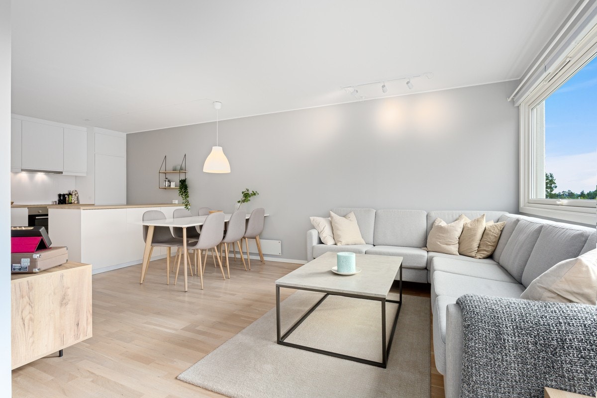 Lys og åpen leilighet med en arealeffektiv planløsning. Galleribilde