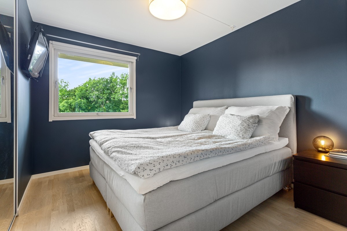 Soverom av god størrelse med muligheter for oppbevaringsmøbler. Galleribilde