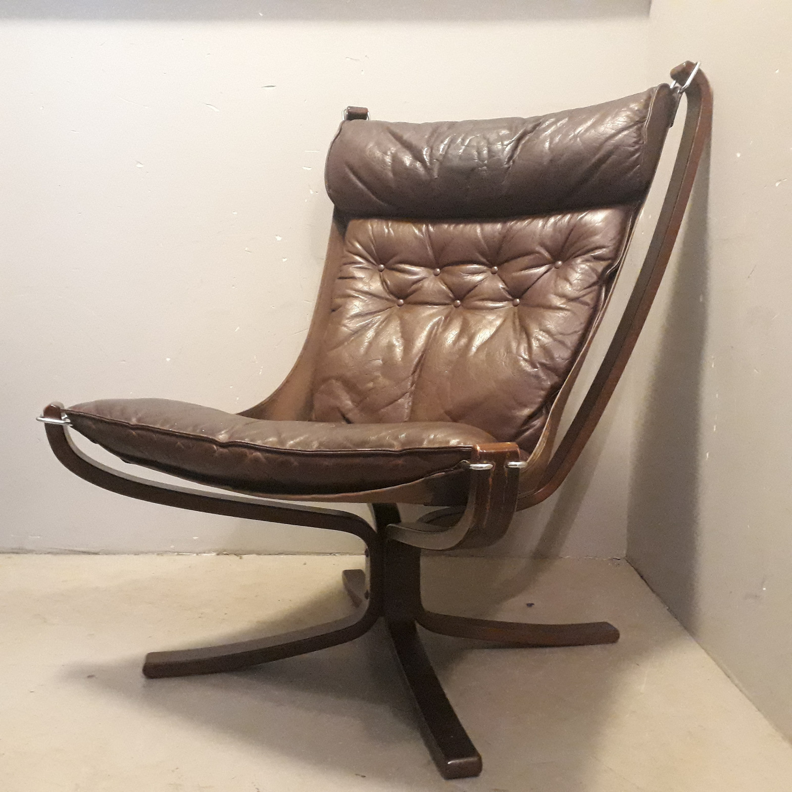 Falcon lenestol designet av Sigurd Ressel i mokkabrunt skinn Falcon lenestoler designet av Sigurd Resell for Vatne møbler