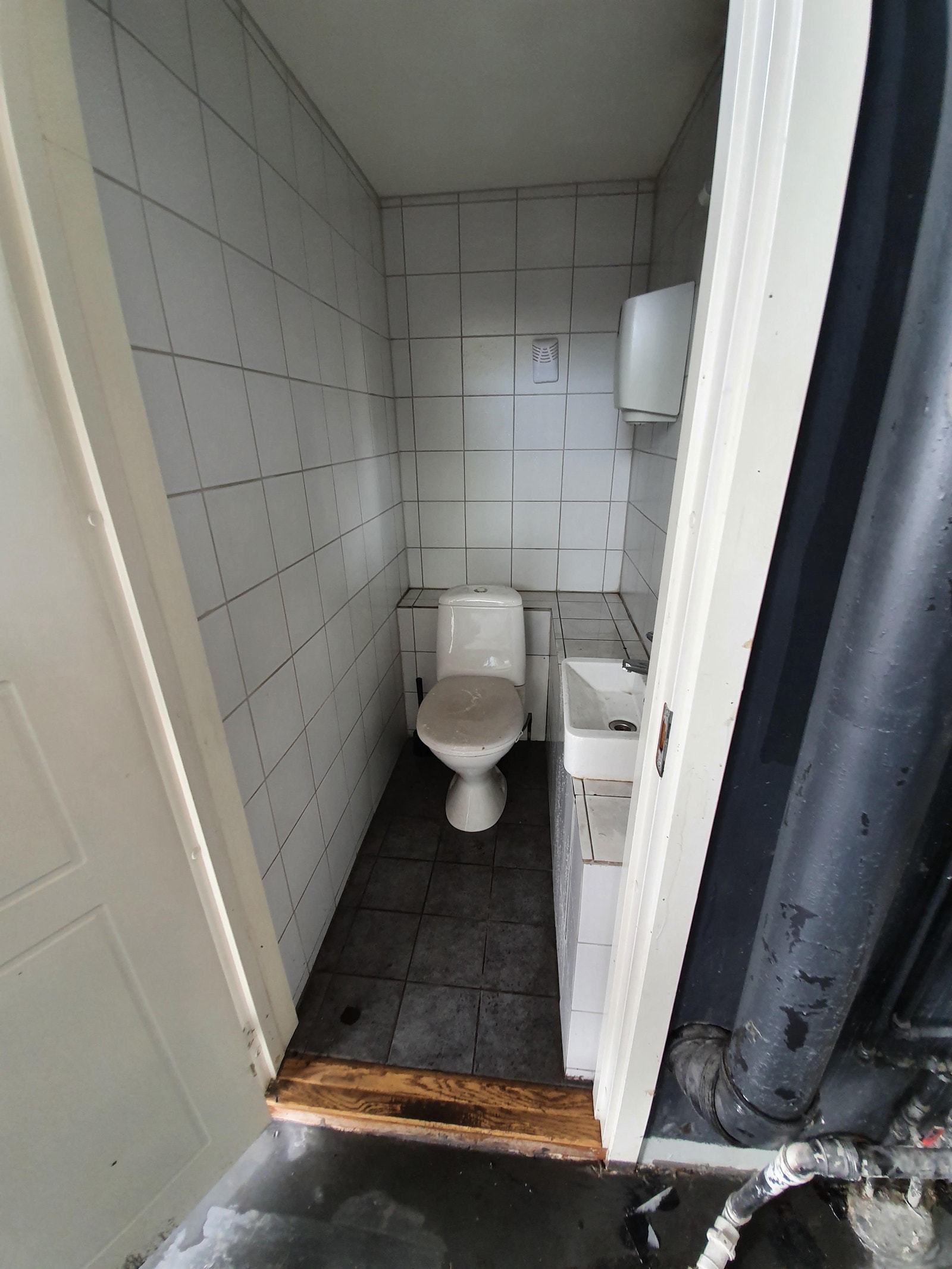 Oversikt hall - 160 kvm. Gulvet skal males på nytt før ny leietaker. Galleribilde