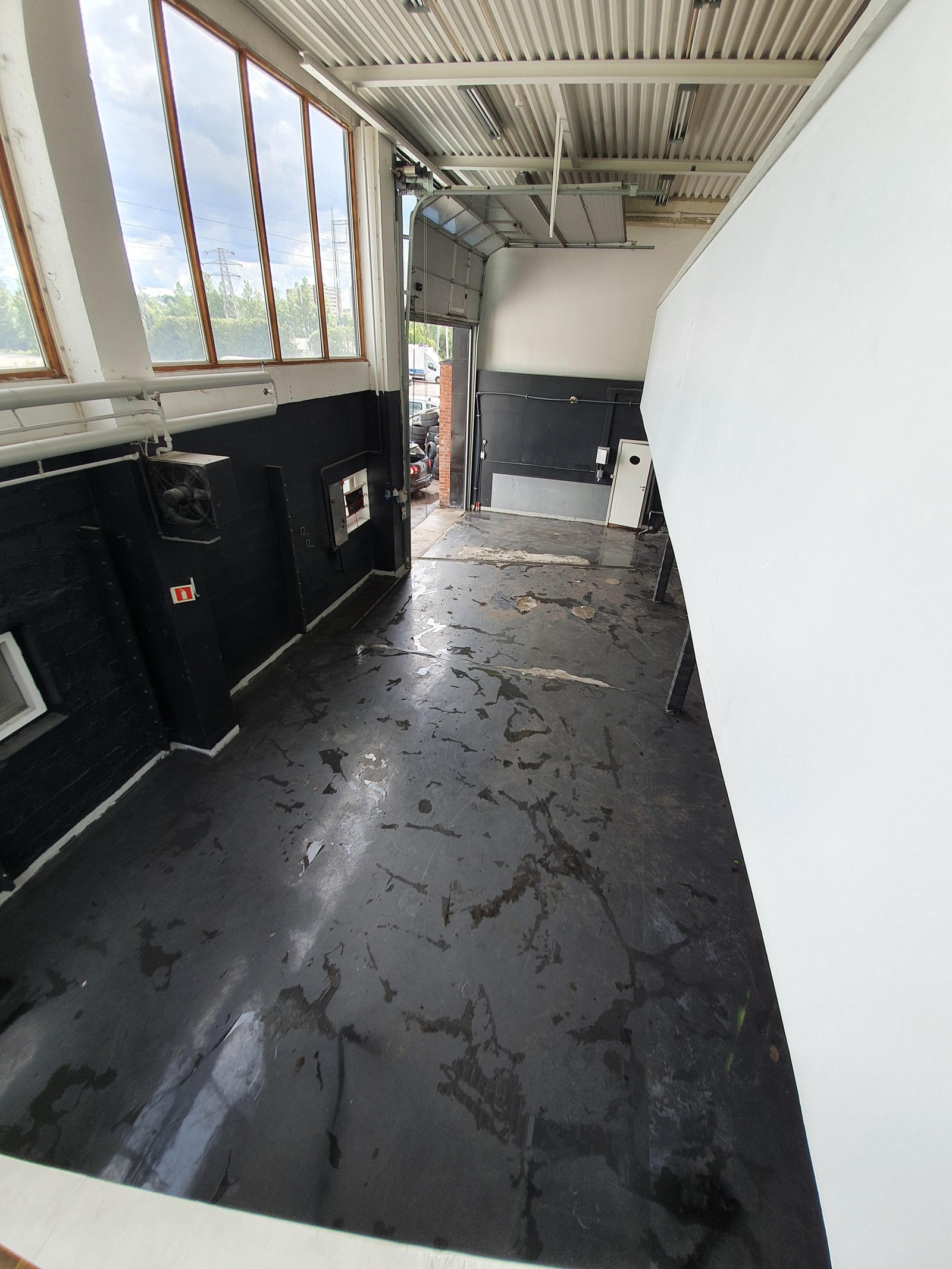 Oversikt hall - 160 kvm. Gulvet skal males på nytt før ny leietaker. Galleribilde