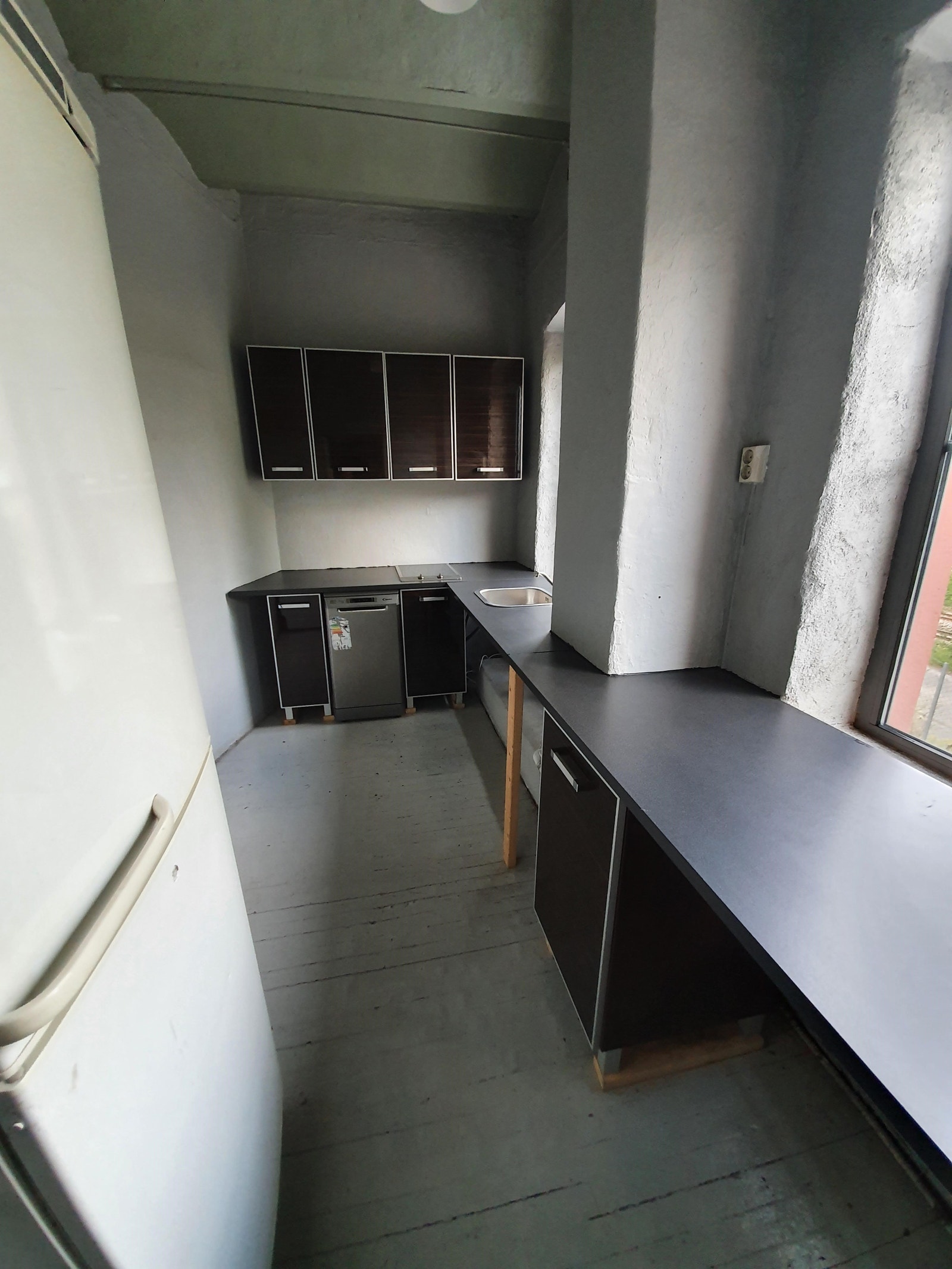 Kjøkken m kjøleskap og oppvaskmaskin. Galleribilde