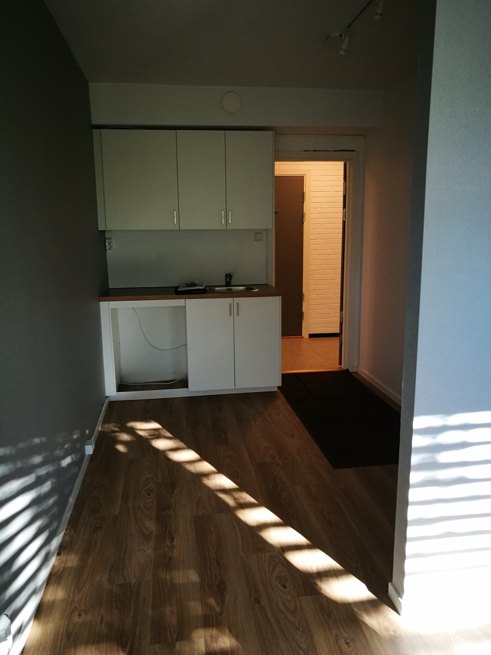 Praktisk tekjøkken løsning. Galleribilde