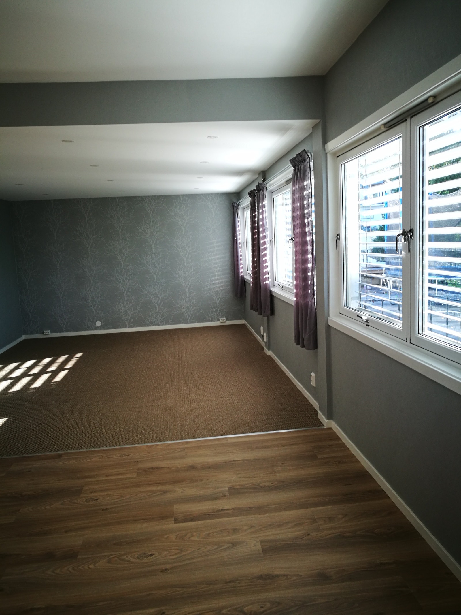 Romslig kontorlokale med store vindusflater ut mot baksiden av bygget. Galleribilde