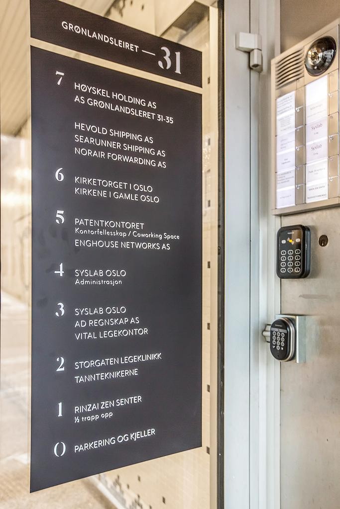 Skilt ved inngangsdør Galleribilde