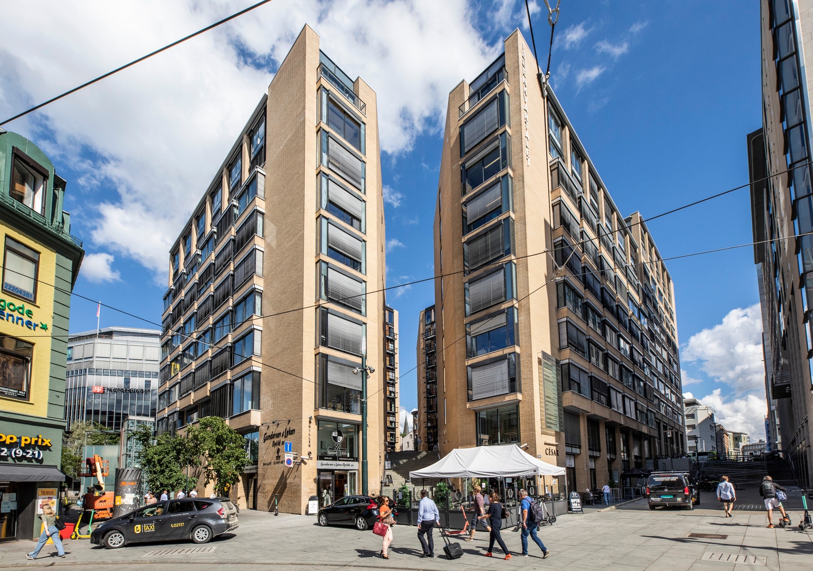 Ibsenkvartalet har en kjent fasade og flott arkitektur. Man får en annen opplevelse av bygget når man går opp trappene. Her er det fredelig og rolig. Et fint sted å spise lunsj ute. Galleribilde