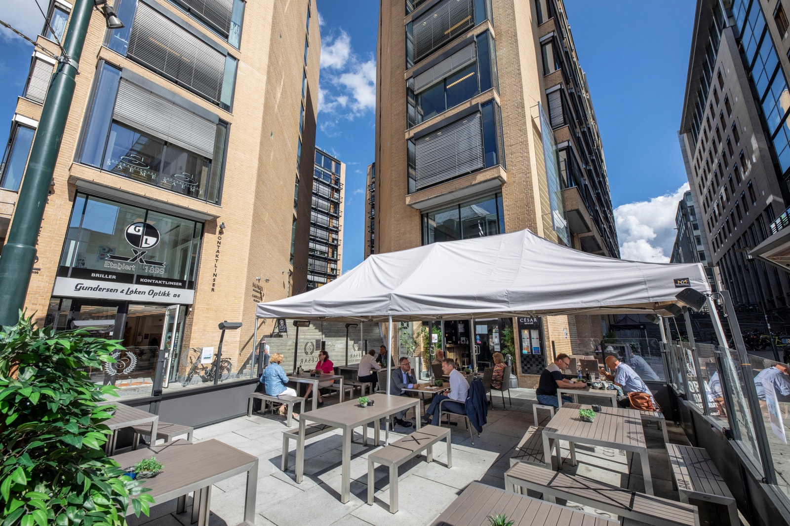 Nedenfor trappene finnes det flere gode restauranter og kafeer Galleribilde