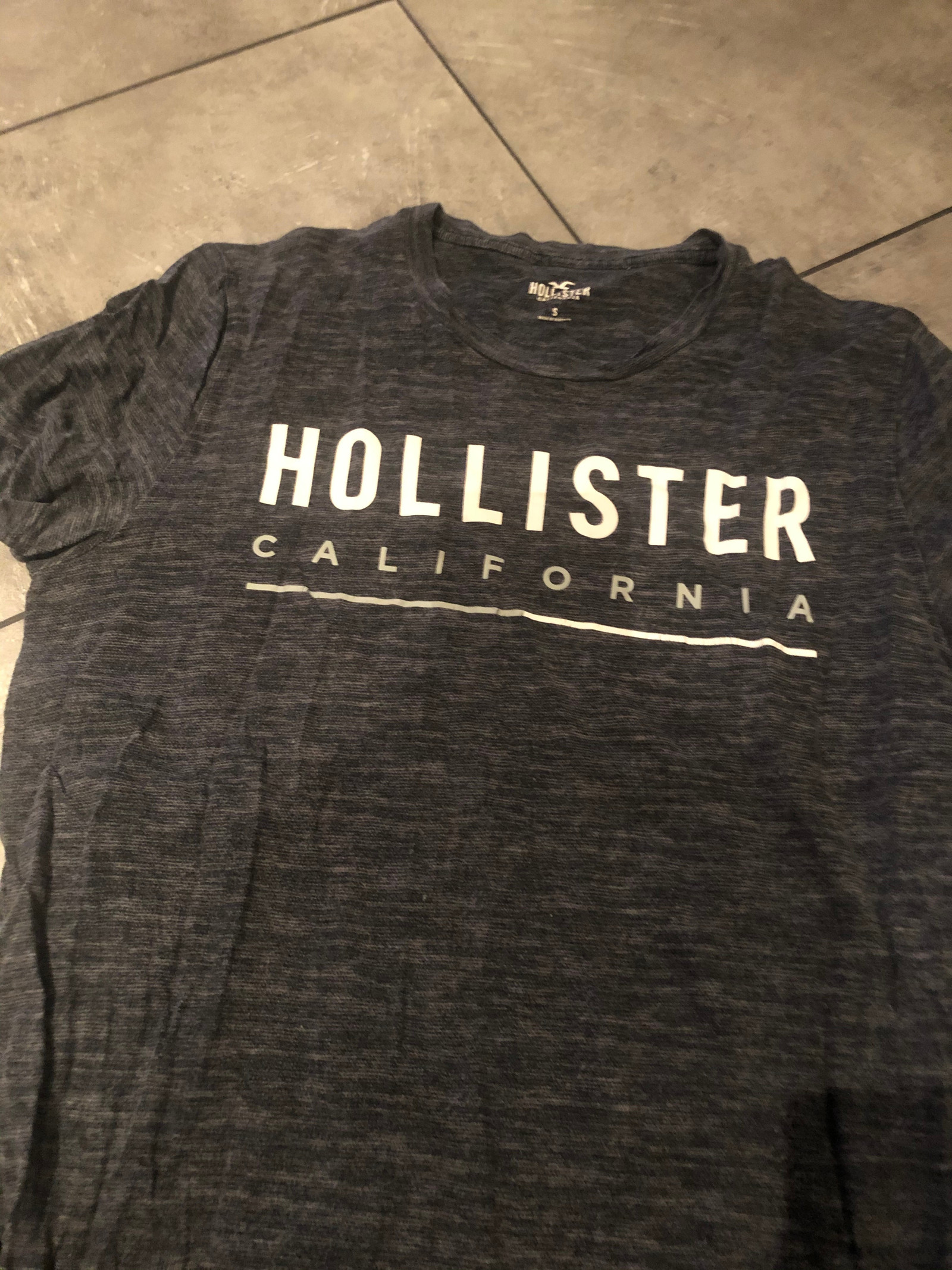 Hollister t skjorte | FINN.no Grå Hollister t skjorte | FINN.no