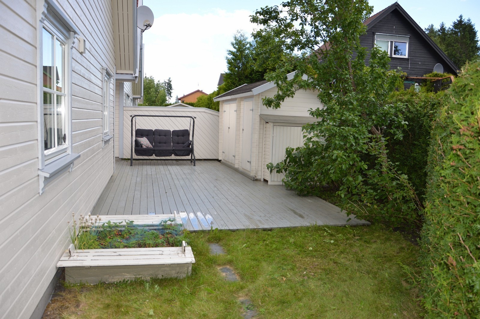 Bakhage/terrasse mot sør/øst med sol hele formiddagen Galleribilde
