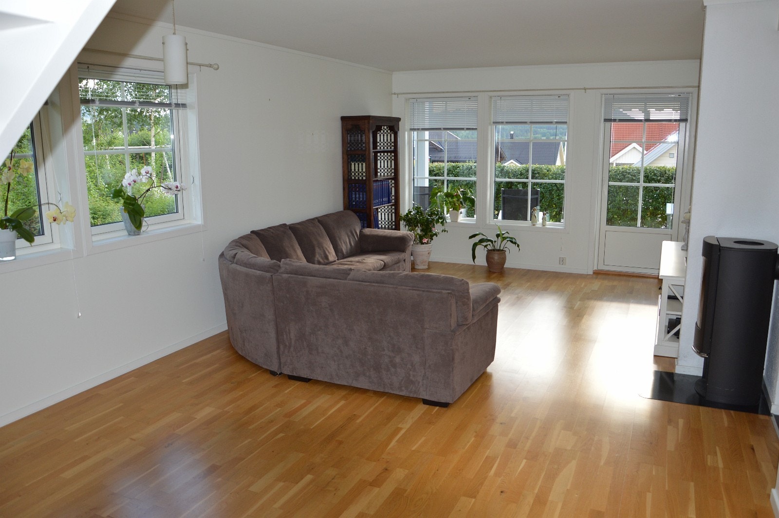 Stue mot sør/vest med peisovn Galleribilde