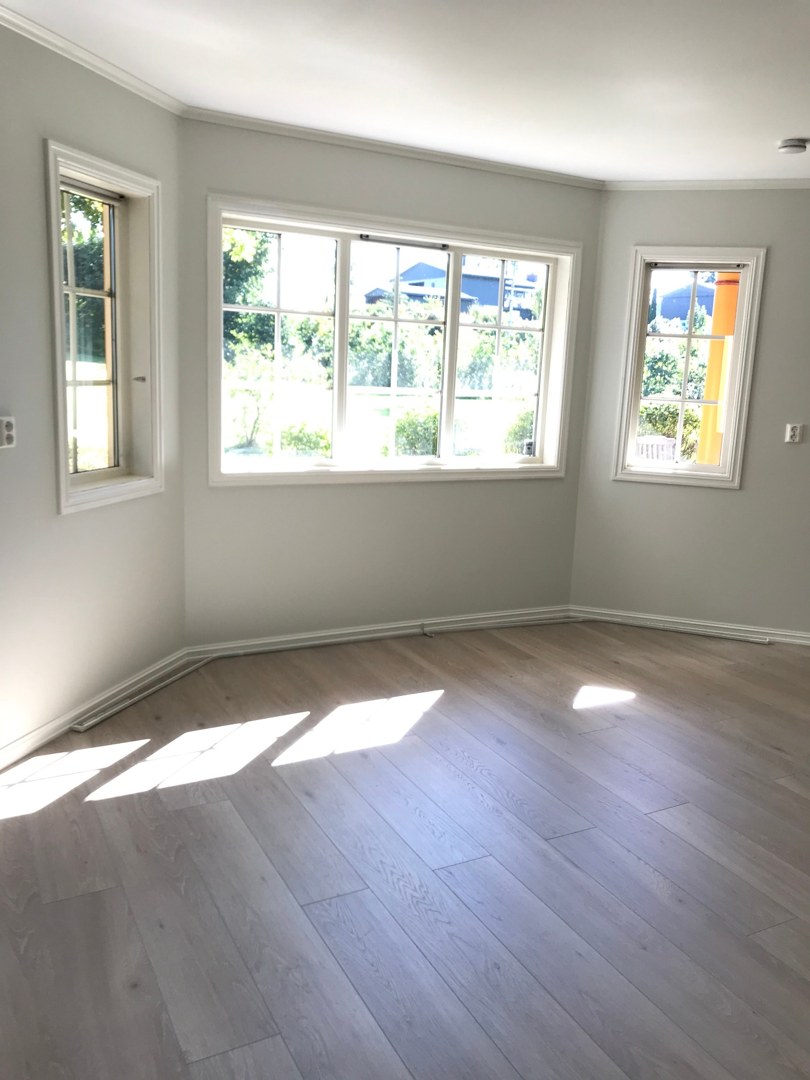 Stue m/karnappvindu ut mot fin utsikt Galleribilde