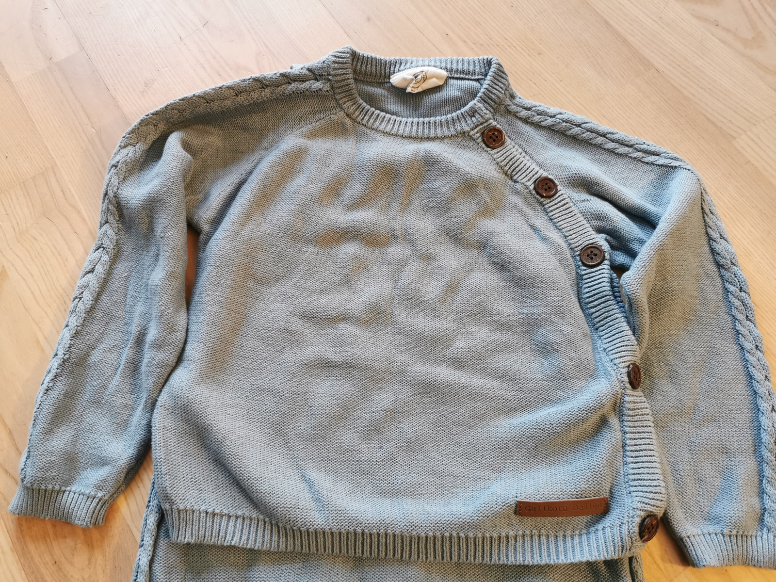 Strikket bukse og genser gullkorn design | FINN.no Gullkorn Design ullgenser str 98 | FINN.no