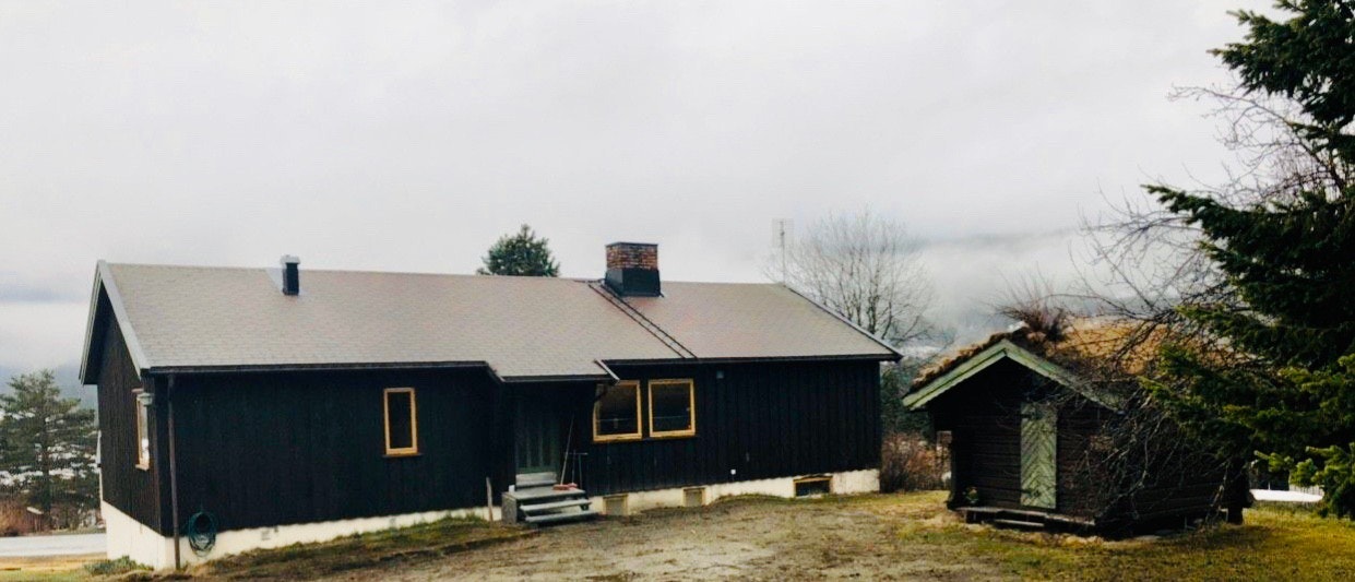 Stor tomt med plen, lekemuligheter og parkeringsplasser Galleribilde