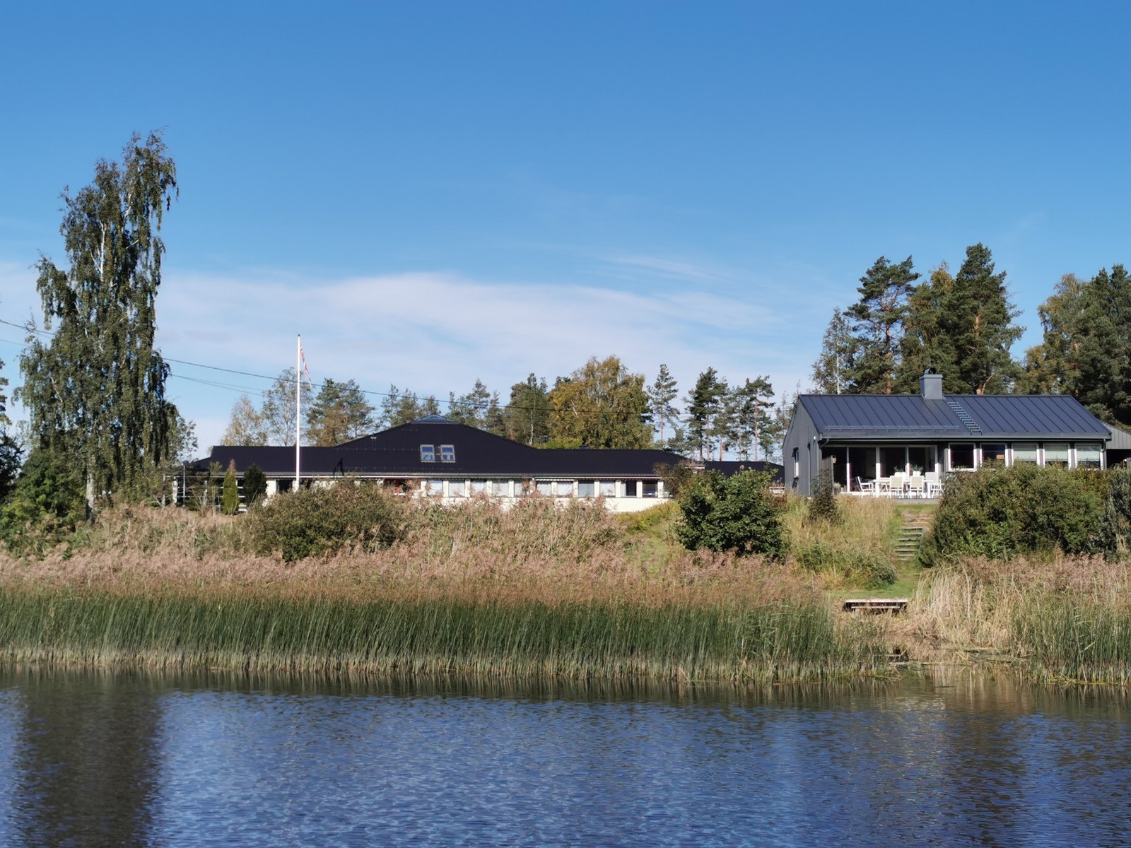 Enebolig og hovedbygg fra vannet Galleribilde