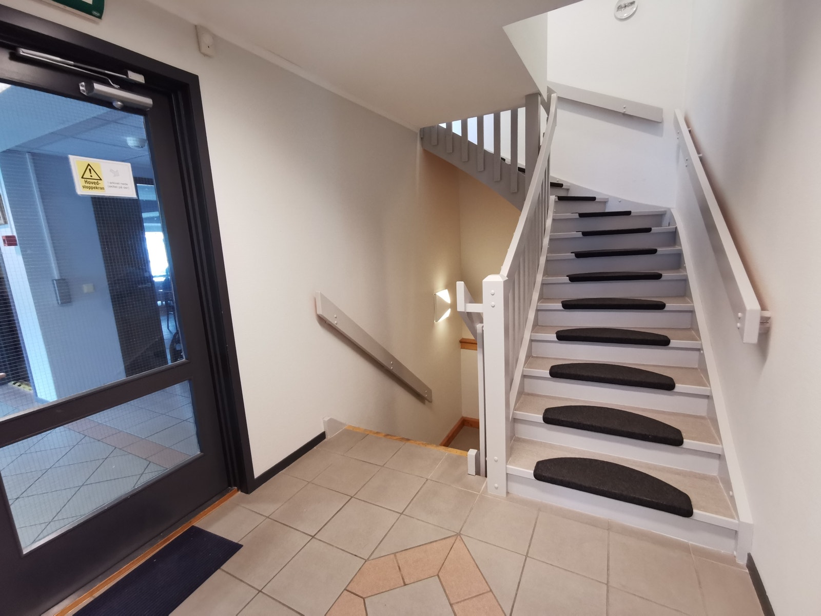 Servicetrapp fra resepsjonen til kurssenter i 2. etg. Galleribilde