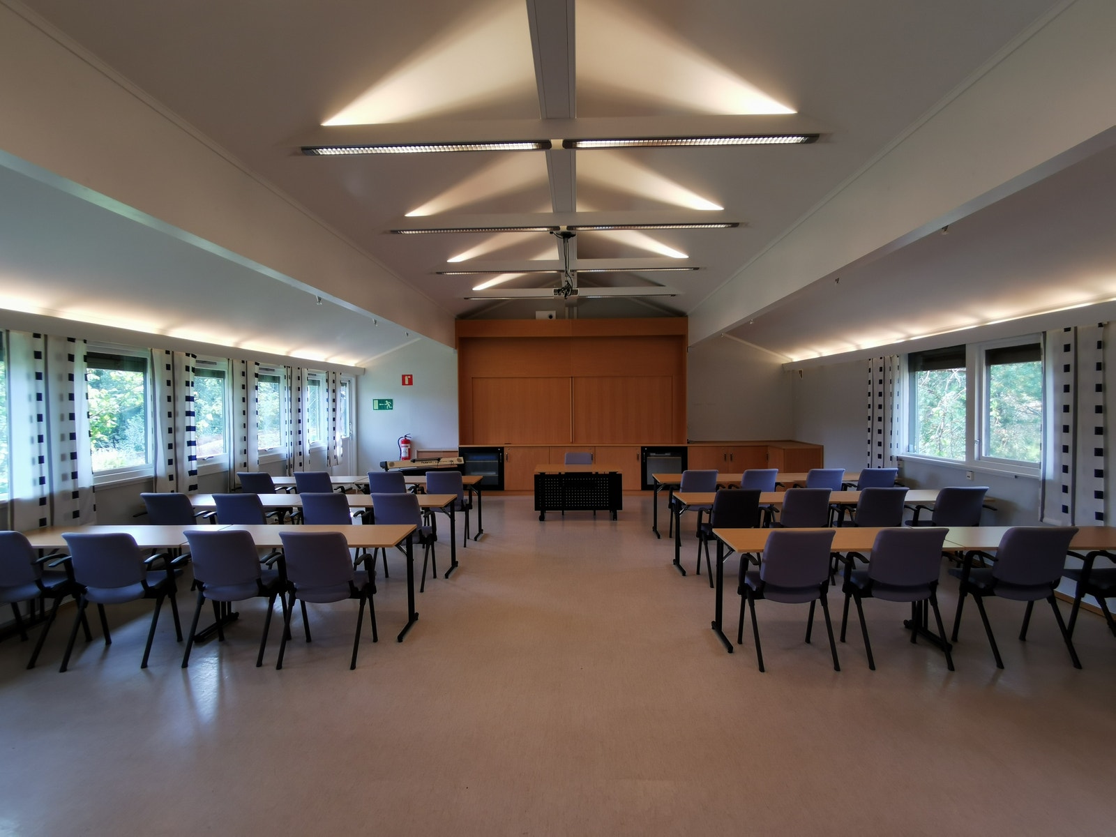 Konferansesal i klasseromsoppsett Galleribilde