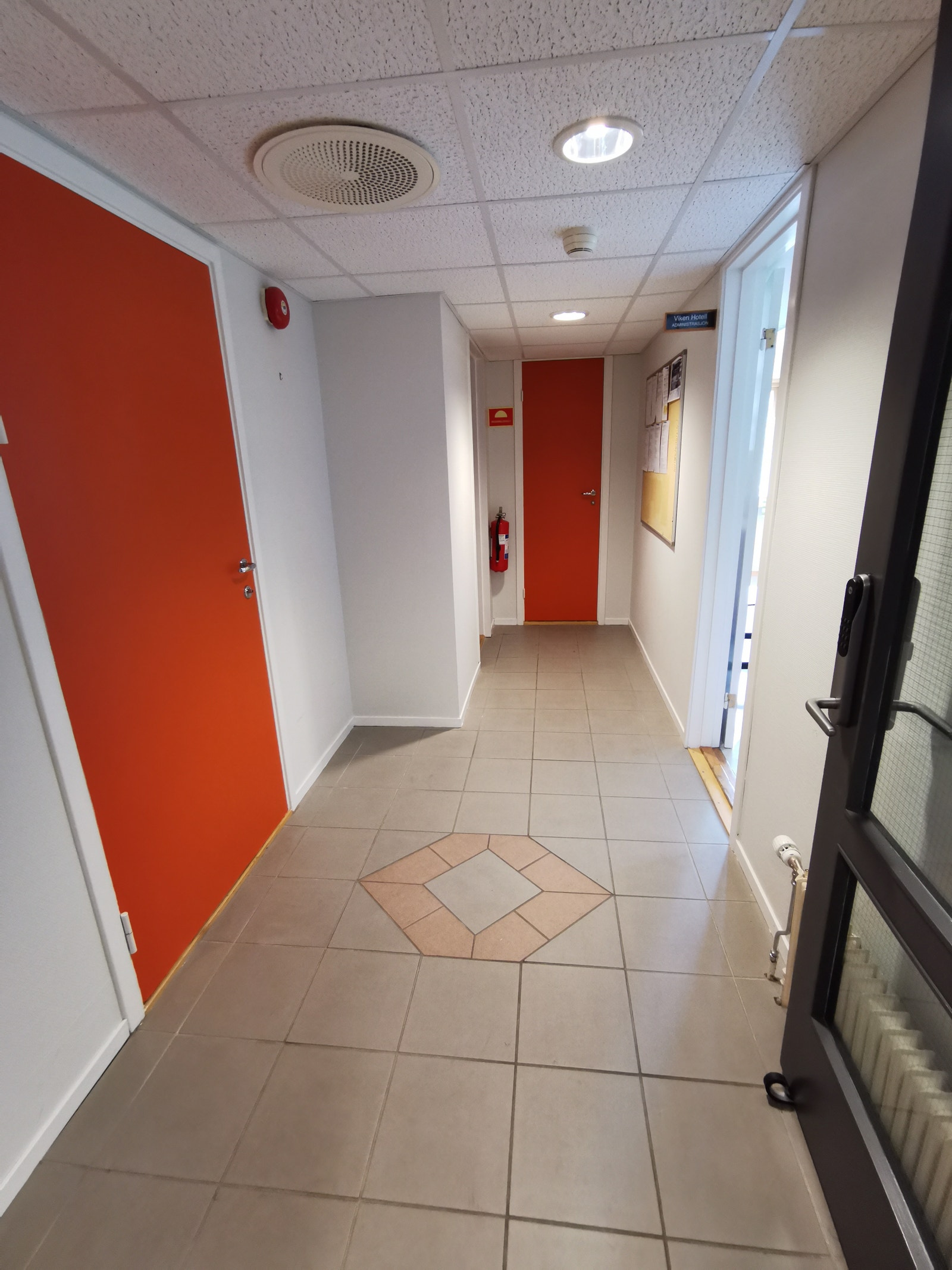 Hall kontor og garderobe Galleribilde