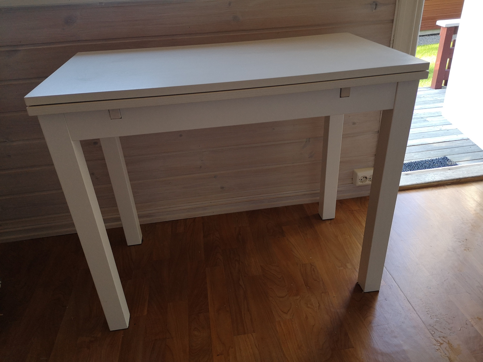 Spisebord, ekstrabord, tilleggsbord hvitt, helt og pent Spisebord, ekstrabord, tilleggsbord hvitt, helt og pent