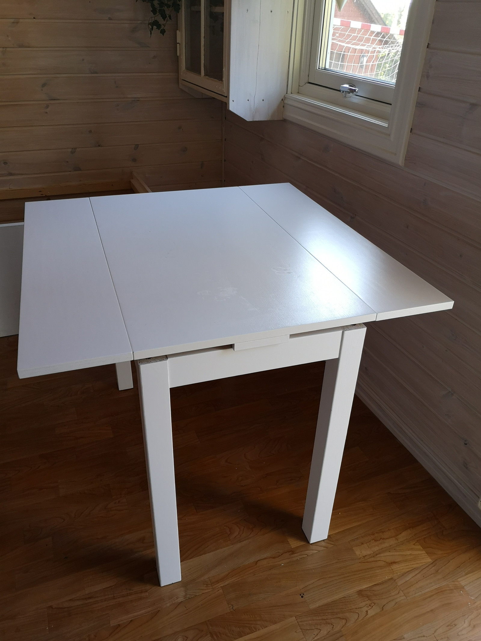 Spisebord, ekstrabord, tilleggsbord hvitt, helt og pent Spisebord, ekstrabord, tilleggsbord hvitt, helt og pent