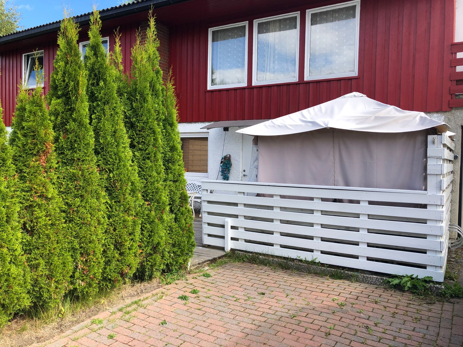 Parkeringsplass foran terrasse Galleribilde