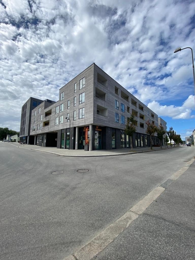 Flere butikker i området: Apotek, Coop Extra/Mega, Nille, Hair & Their, Rema 1000, Kiwi, IMS, Europis m.m Galleribilde