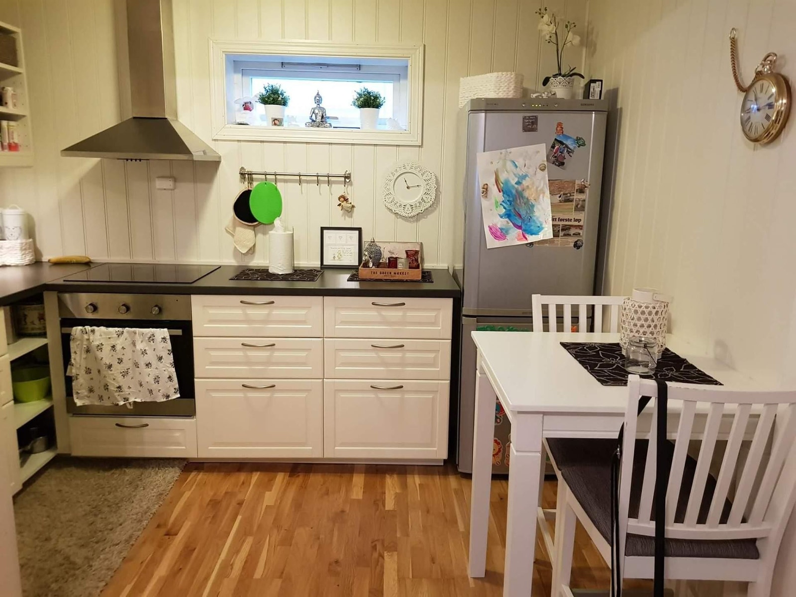 Kjøkken inkluderer hvitevarer, med nytt kjøleskap og oppvaskmaskin i høst Galleribilde