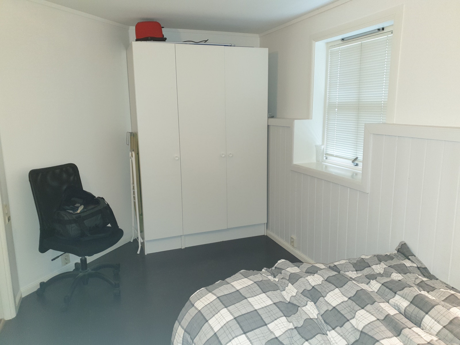 R66-U soverom med trippel kleskap Galleribilde