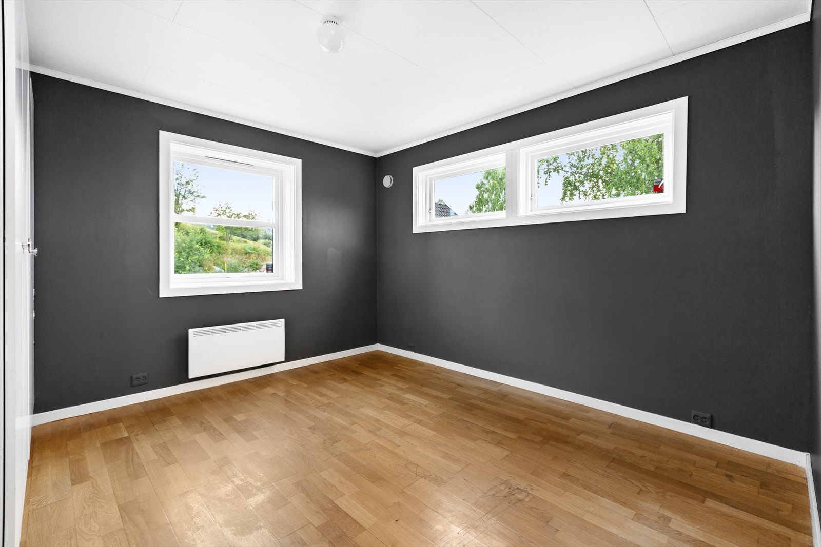 Soverom 1. Romselig, god plass til oppbevaring. Er nå malt i mørk grønn farge Galleribilde