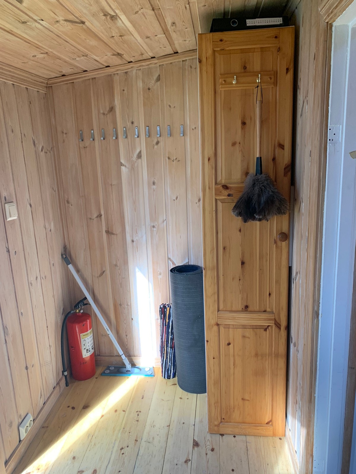 Gang med skap og knaggerekke Galleribilde