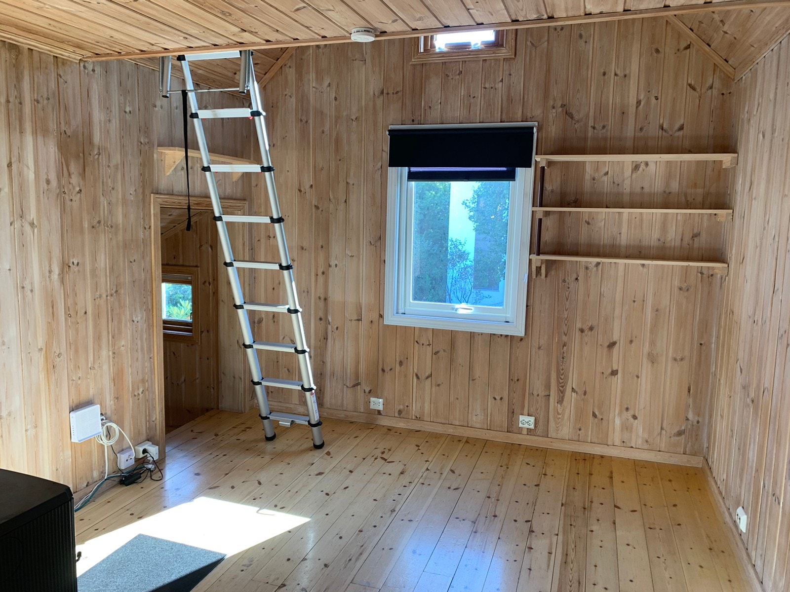 Stue med teleskopstige nede Galleribilde