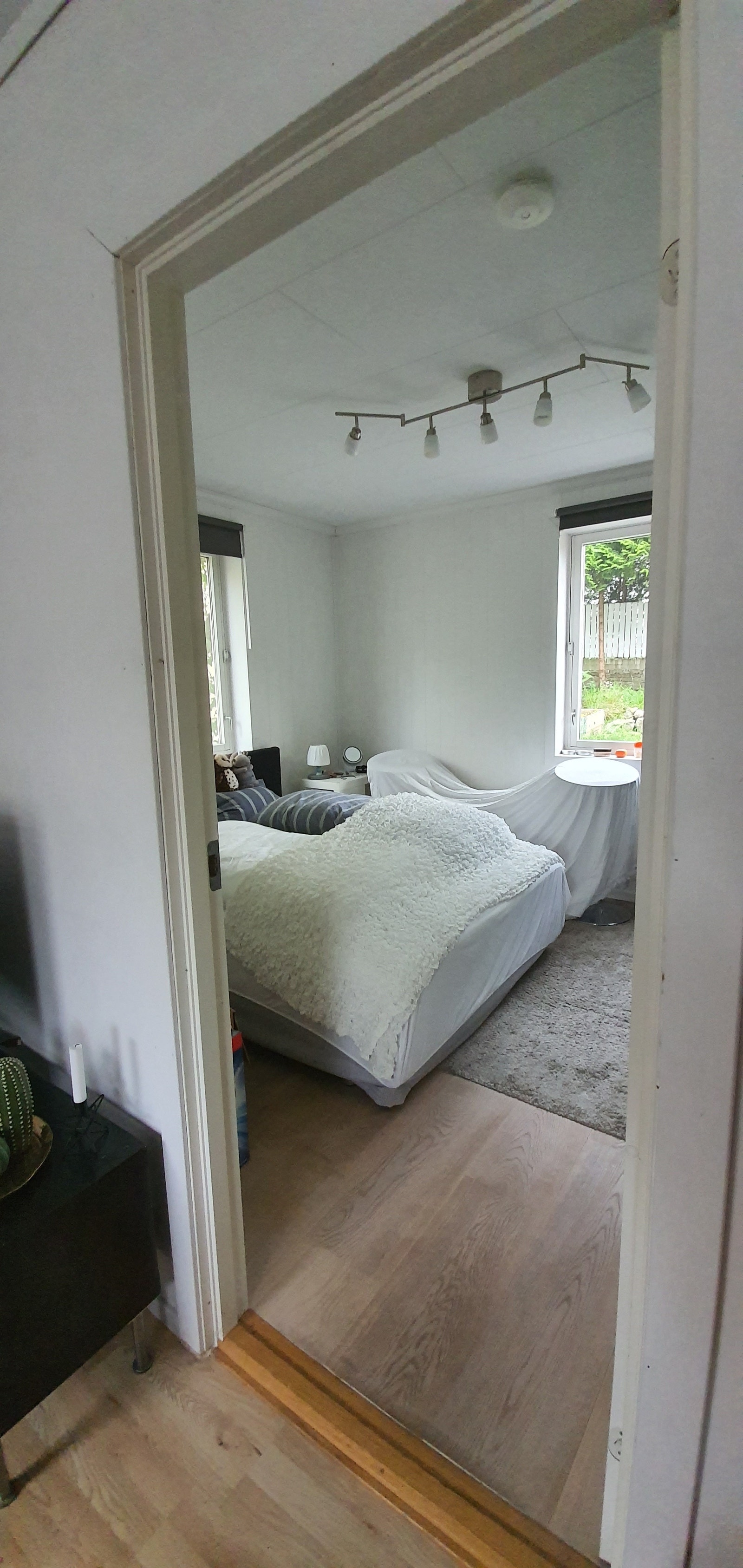 Et moderne Soverom med naturlig dagslys fra 2 vindusflater. (Fra stuen til soverom) Galleribilde