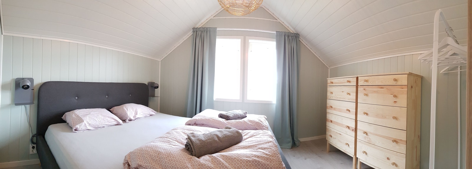 Soverom 4 med king size seng 180x200cm, fantastisk utsikt. Galleribilde