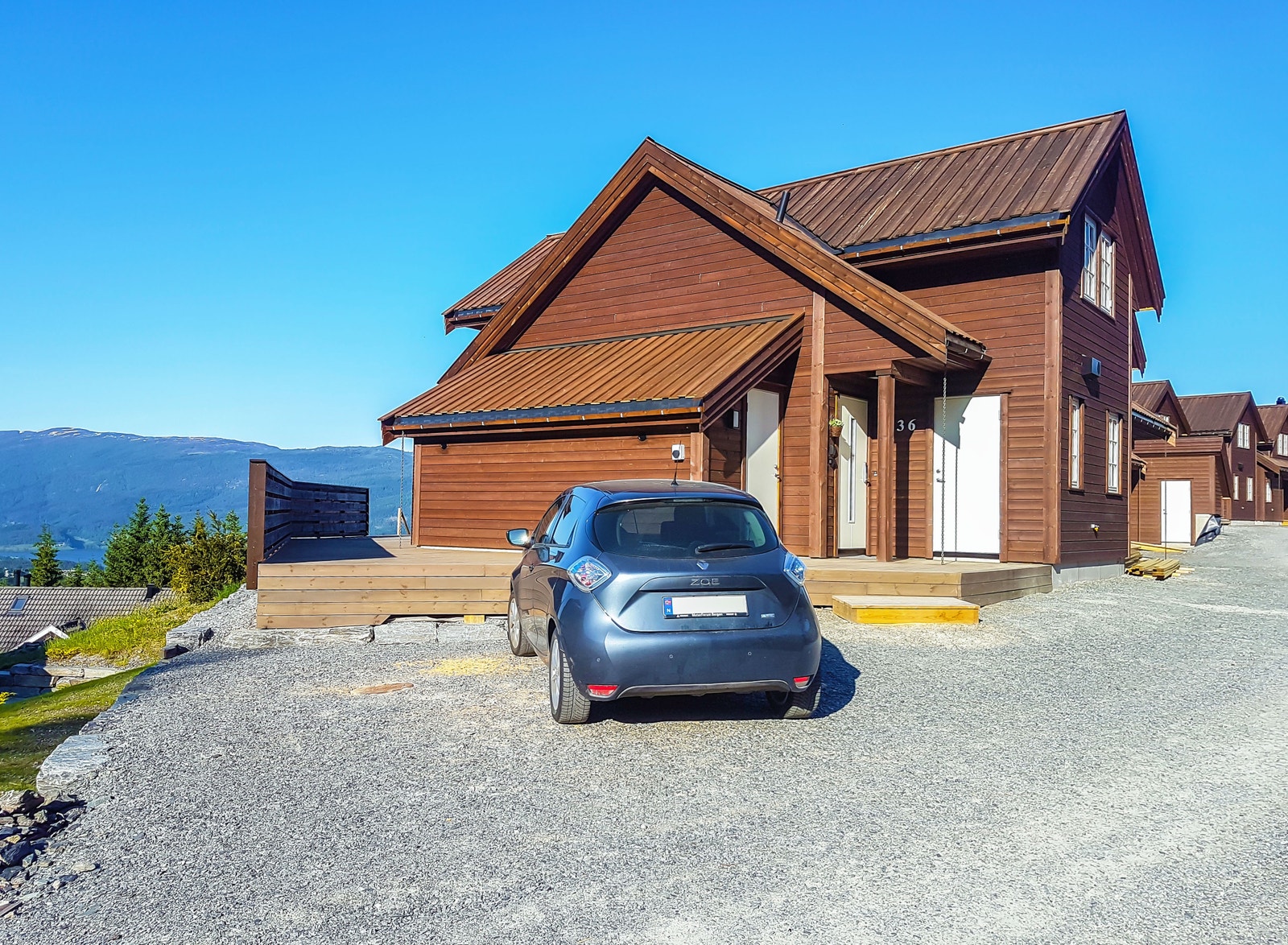 Privat parkeringsplass til to biler like ved hytten. Galleribilde