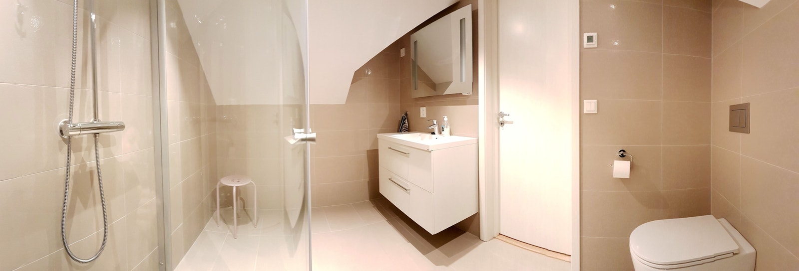 Romslig bad med toalett og dusj i 2. etasje. Galleribilde