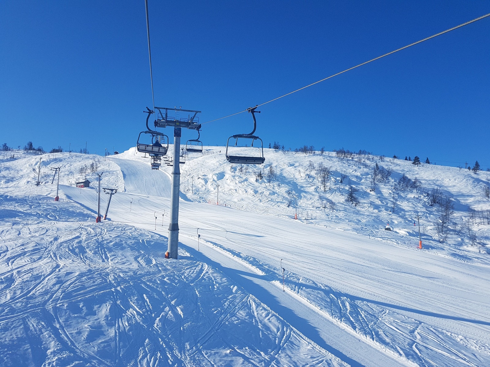 Fra hyttevinduet ser du rett bort til alpinanlegget som ligger 50 meter unna. Galleribilde