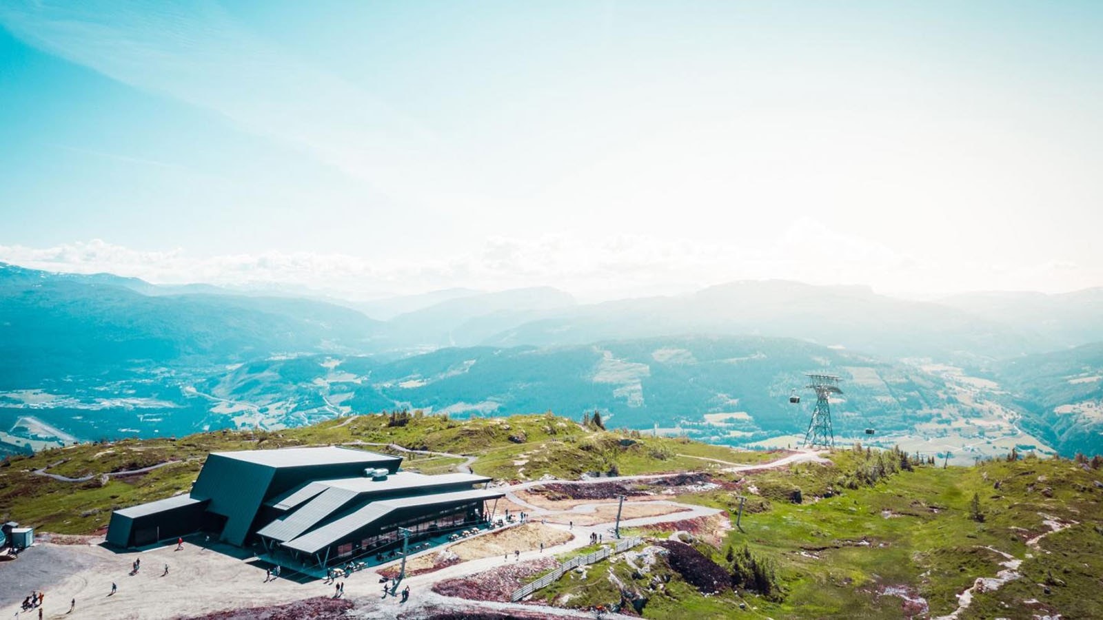 Restaurant på Hangurstoppen, tilgang hele året via ekspressheis eller Gondolen. Galleribilde
