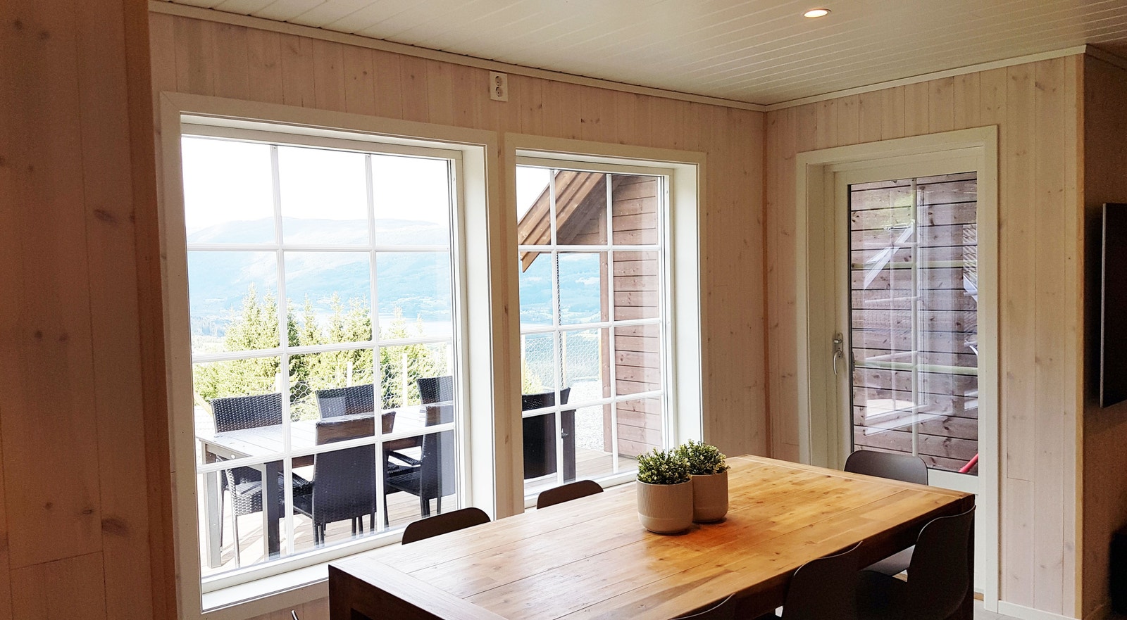 Fantastisk utsikt fra spiseplassen i stuen. Galleribilde