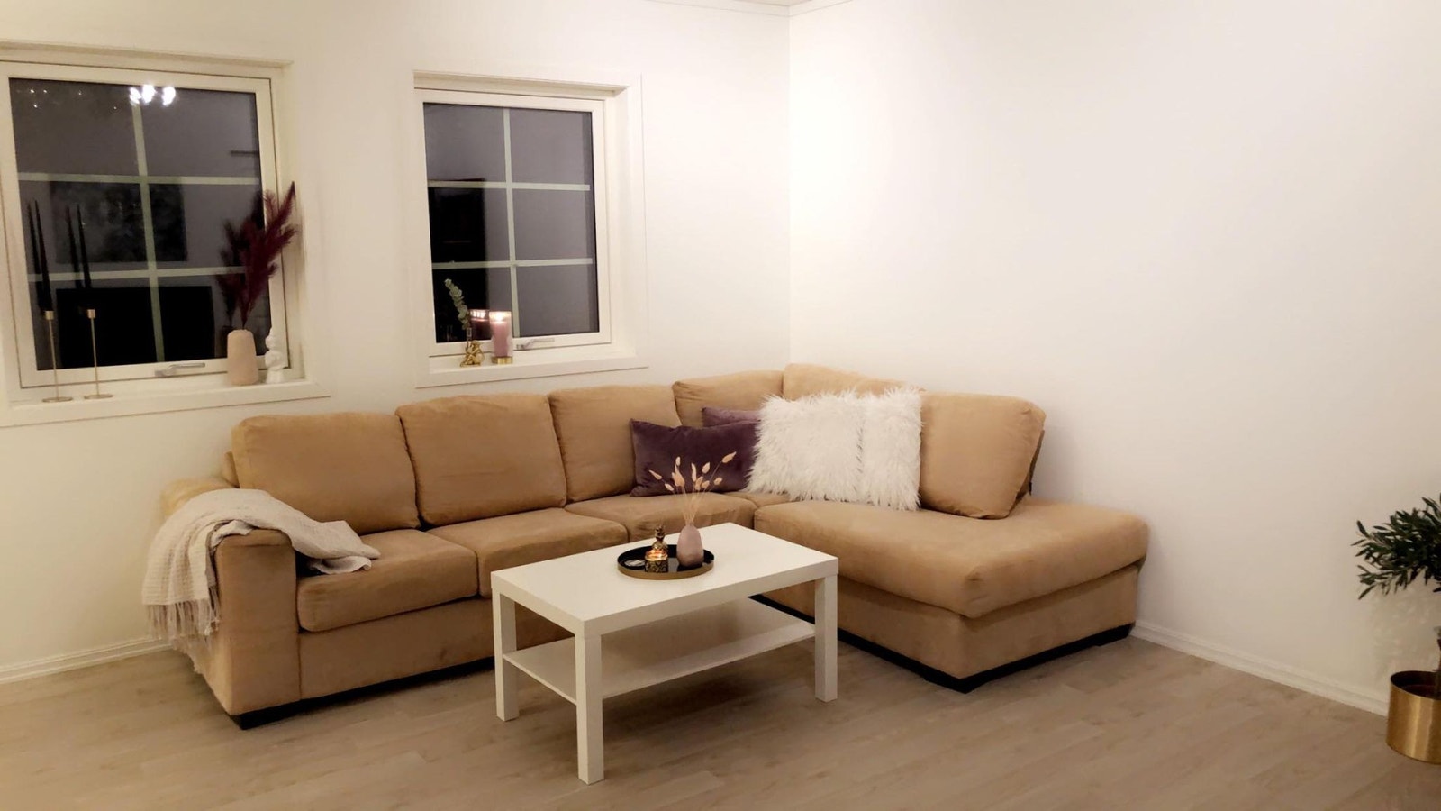 Stuen har god plass til stor sofa og stuebord Galleribilde
